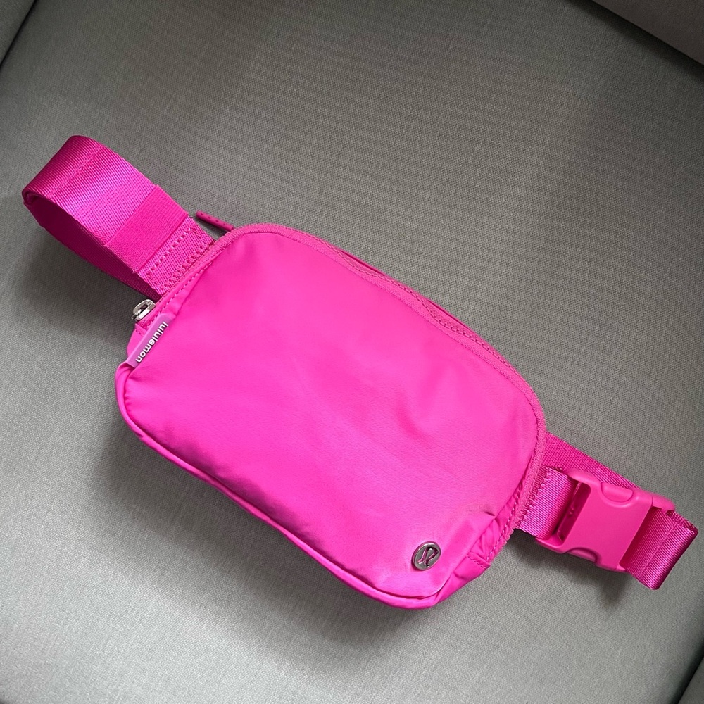 Lululemon Everywhere Belt Bag 1L - Hot Pink